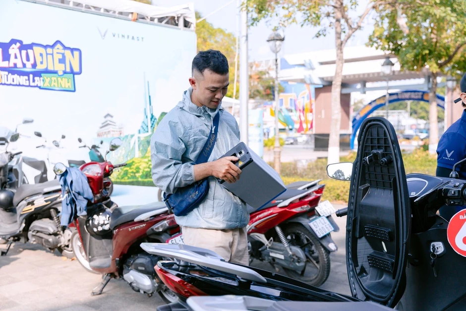 Người dân Cần Thơ hào hứng 'đổi xăng lấy điện', xe đổi pin trở thành tâm điểm 'chốt đơn' Người dân Cần Thơ hào hứng 'đổi xăng lấy điện', xe đổi pin trở thành tâm điểm 'chốt đơn'