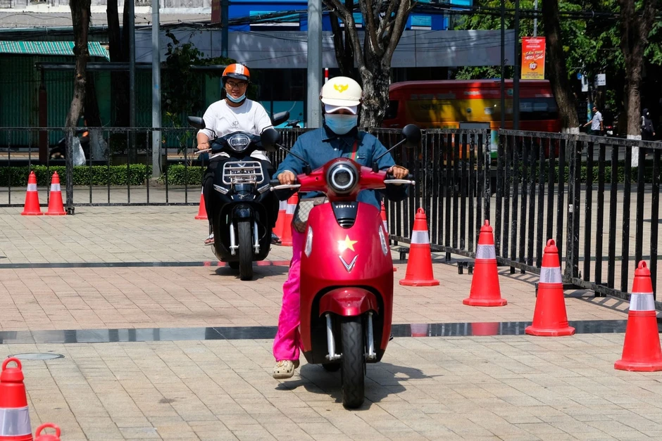 Người dân Cần Thơ hào hứng 'đổi xăng lấy điện', xe đổi pin trở thành tâm điểm 'chốt đơn' Người dân Cần Thơ hào hứng 'đổi xăng lấy điện', xe đổi pin trở thành tâm điểm 'chốt đơn'