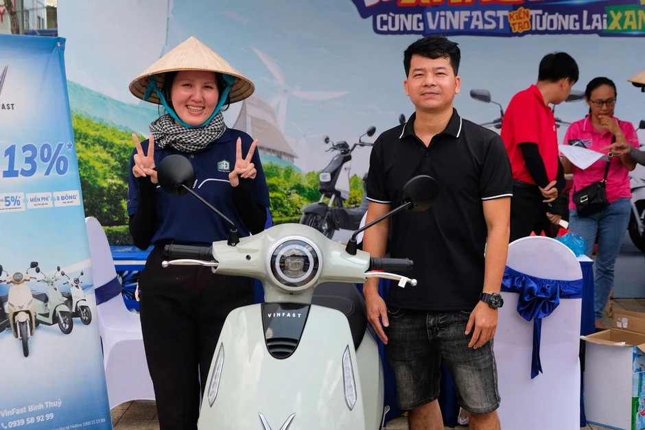 Người dân Cần Thơ hào hứng 'đổi xăng lấy điện', xe đổi pin trở thành tâm điểm 'chốt đơn' Người dân Cần Thơ hào hứng 'đổi xăng lấy điện', xe đổi pin trở thành tâm điểm 'chốt đơn'