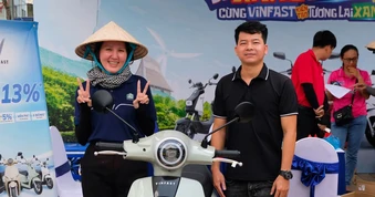 Người dân Cần Thơ hào hứng 'đổi xăng lấy điện', xe đổi pin trở thành tâm điểm 'chốt đơn'
