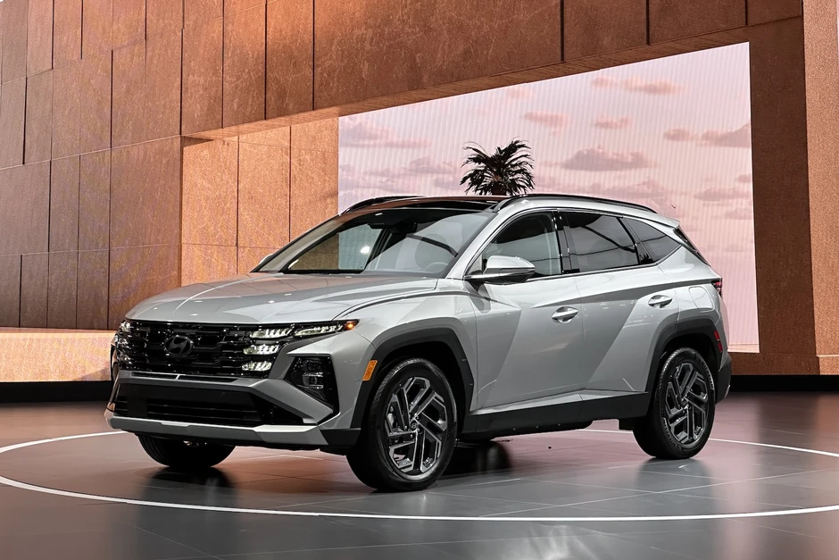 Người dân đổ xô mua Hyundai Tucson giống mẫu ở Việt Nam sau khi xe đời mới ra mắt Người dân đổ xô mua Hyundai Tucson giống mẫu ở Việt Nam sau khi xe đời mới ra mắt