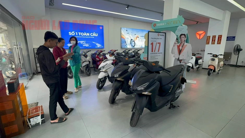 Người dân xếp hàng bốc số mua xe máy điện khi giá xăng tăng vọt, cửa hàng quá tải Người dân xếp hàng bốc số mua xe máy điện khi giá xăng tăng vọt, cửa hàng quá tải