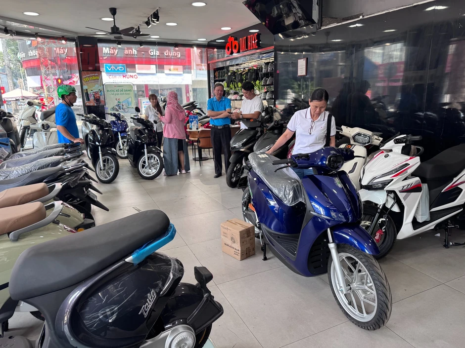 Người dân xếp hàng bốc số mua xe máy điện khi giá xăng tăng vọt, cửa hàng quá tải Người dân xếp hàng bốc số mua xe máy điện khi giá xăng tăng vọt, cửa hàng quá tải