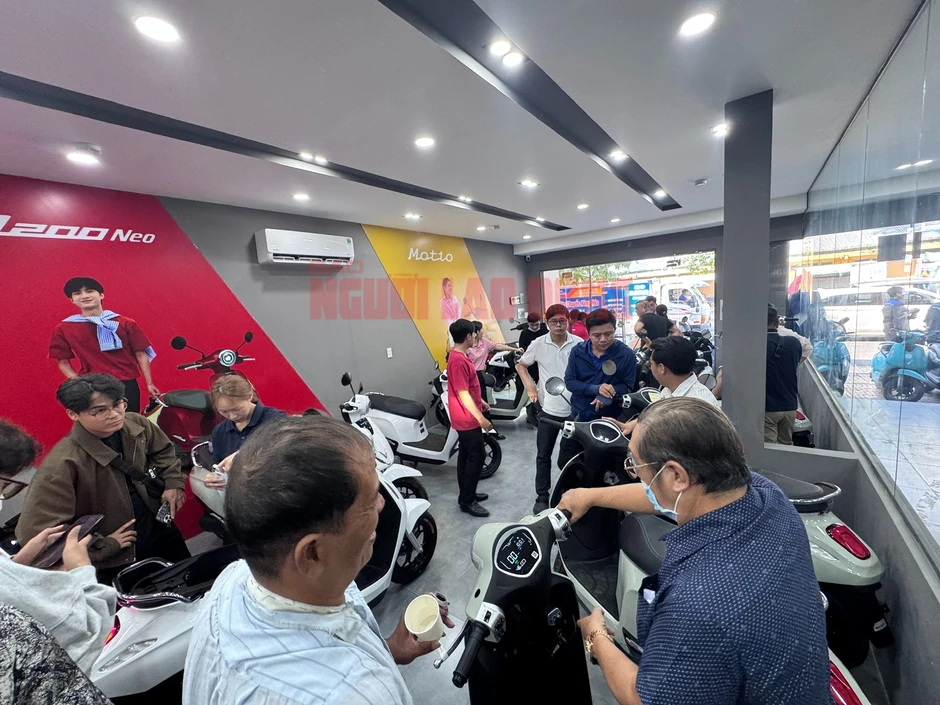 Người dân xếp hàng bốc số mua xe máy điện khi giá xăng tăng vọt, cửa hàng quá tải Người dân xếp hàng bốc số mua xe máy điện khi giá xăng tăng vọt, cửa hàng quá tải