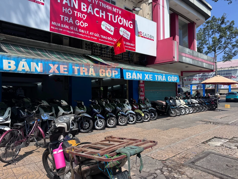 Người dân xếp hàng bốc số mua xe máy điện khi giá xăng tăng vọt, cửa hàng quá tải Người dân xếp hàng bốc số mua xe máy điện khi giá xăng tăng vọt, cửa hàng quá tải