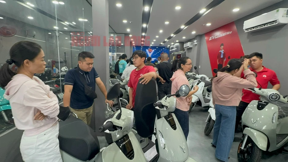 Người dân xếp hàng bốc số mua xe máy điện khi giá xăng tăng vọt, cửa hàng quá tải Người dân xếp hàng bốc số mua xe máy điện khi giá xăng tăng vọt, cửa hàng quá tải
