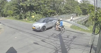 Người đi xe máy chở vật liệu cồng kềnh đâm xuyên cửa kính ô tô