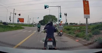 Người phụ nữ mải nghe điện thoại, ô tô phía sau đứng chôn chân