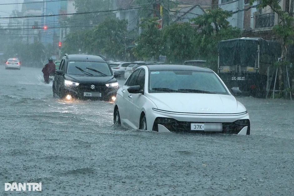 Nguyên tắc tài xế phải nằm lòng khi mưa ngập nếu không muốn "đau ví" Nguyên tắc tài xế phải nằm lòng khi mưa ngập nếu không muốn "đau ví"