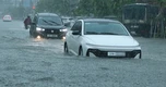 Nguyên tắc tài xế phải nằm lòng khi mưa ngập nếu không muốn "đau ví"