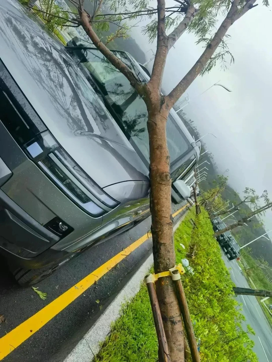 Nhà máy ô tô dính bão, xe hỏng được sửa rồi bán giá rẻ Nhà máy ô tô dính bão, xe hỏng được sửa rồi bán giá rẻ