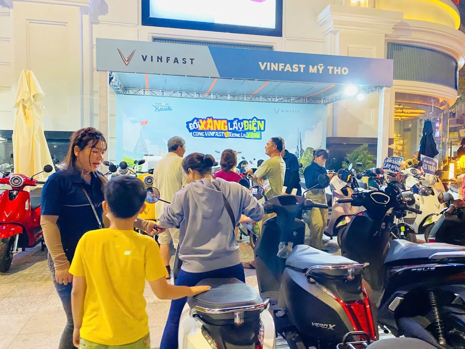 Nhiều người mua xe máy điện VinFast tại sự kiện “Đổi xăng lấy điện”