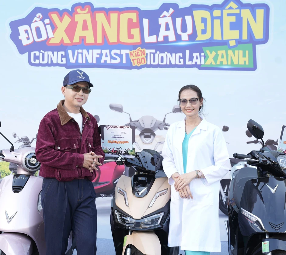 Nhiều người mua xe máy điện VinFast tại sự kiện “Đổi xăng lấy điện”