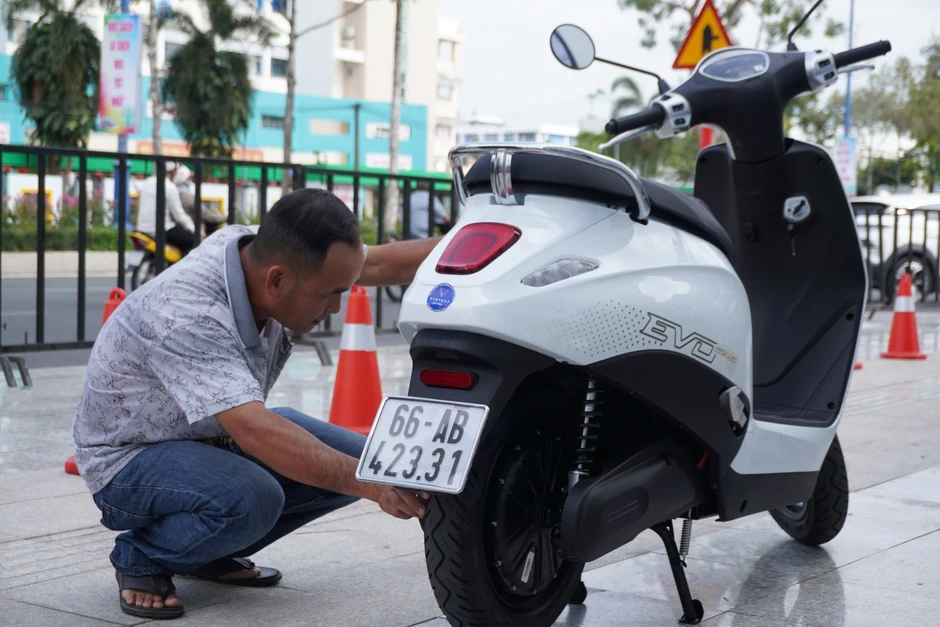 Nhiều người mua xe máy điện VinFast tại sự kiện “Đổi xăng lấy điện”