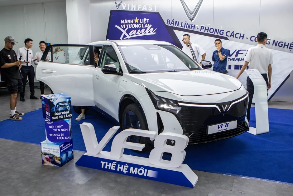 Nhiều người tranh thủ chốt cọc VF 8 thế hệ mới trước khi hết hạn ưu đãi Nhiều người tranh thủ chốt cọc VF 8 thế hệ mới trước khi hết hạn ưu đãi