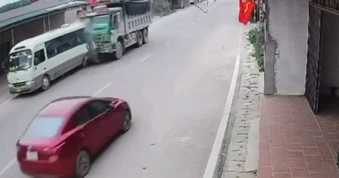 Như không có người lái, xe ben đâm sầm vào đuôi xe buýt đang dừng bên đường