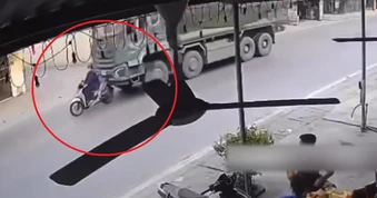 Nổi bật tuần qua: Cô gái đi xe máy thoát chết khó tin trước mũi xe ben
