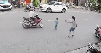 Nổi bật tuần qua: Em bé lao qua đường gây tai nạn