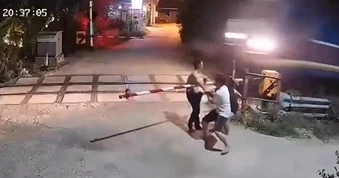 Nổi bật tuần qua: Màn giải cứu thanh niên đứng trước đoàn tàu đang lao đến