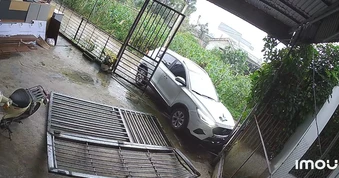 Nổi bật tuần qua: Nữ tài xế tông sập cổng nhà người khác rồi rời xe bỏ đi