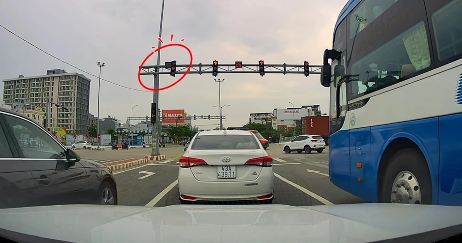 Nổi bật tuần qua: Ô tô phanh “cháy lốp” vì đèn giao thông bất ngờ chuyển đỏ