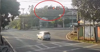 Nổi bật tuần qua: Ô tô vượt đèn đỏ gây tai nạn cho người đi xe máy