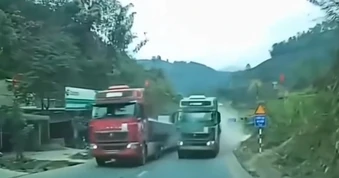 Nổi bật tuần qua: Xe đầu kéo vượt ẩu trên đèo gây tai nạn đối đầu