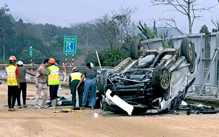 Nữ tài xế 'lao' ô tô ngược chiều ở làn 90km/h trên cao tốc Nữ tài xế 'lao' ô tô ngược chiều ở làn 90km/h trên cao tốc