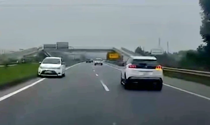 Nữ tài xế 'lao' ô tô ngược chiều ở làn 90km/h trên cao tốc Nữ tài xế 'lao' ô tô ngược chiều ở làn 90km/h trên cao tốc
