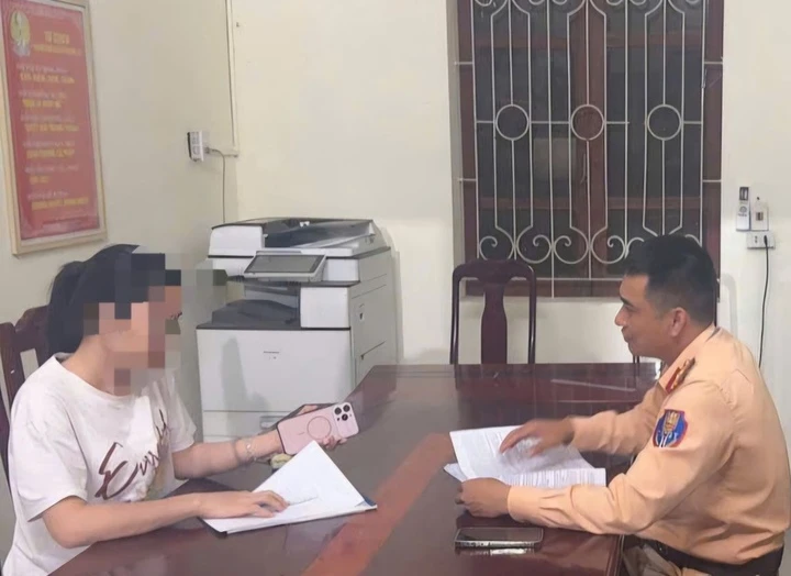 Nữ tài xế liều lĩnh lái ô tô đi ngược chiều trên phố Thanh Hóa Nữ tài xế liều lĩnh lái ô tô đi ngược chiều trên phố Thanh Hóa