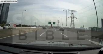 Ô tô bất ngờ đâm đúng đảo giao thông giữa cao tốc, đầu xe nát bét