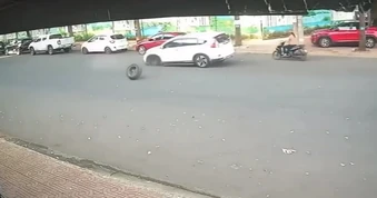 Ô tô bất ngờ rơi bánh khi đang chạy giữa đường