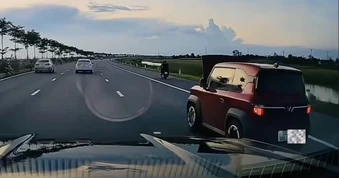 Ô tô bật tung nắp ca-pô khi đang chạy trên đường: Hiểm họa khôn lường