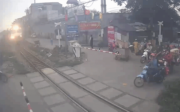 Ô tô bị tàu hỏa tông biến dạng: Tài xế dừng xe trên phạm vi an toàn đường sắt Ô tô bị tàu hỏa tông biến dạng: Tài xế dừng xe trên phạm vi an toàn đường sắt