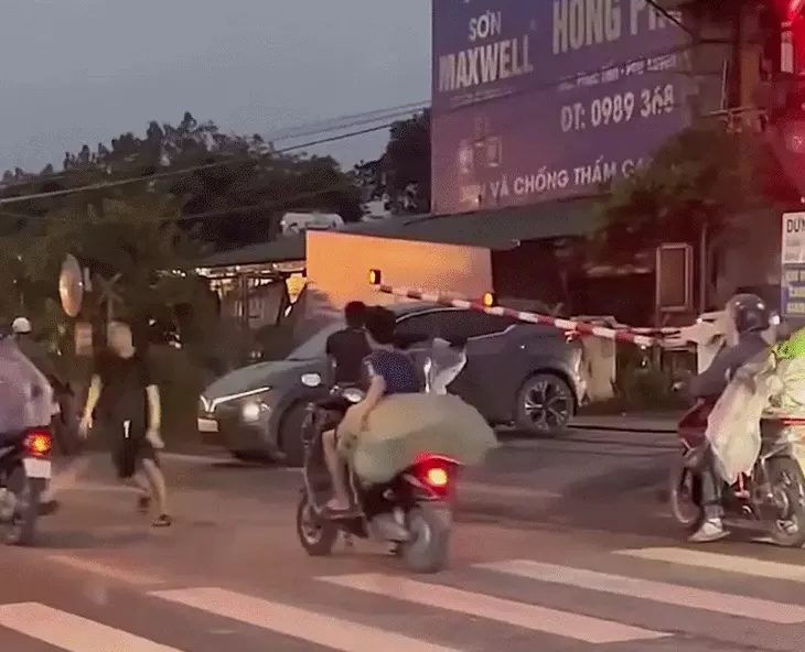 Ô tô bị tàu hỏa tông biến dạng: Tài xế dừng xe trên phạm vi an toàn đường sắt Ô tô bị tàu hỏa tông biến dạng: Tài xế dừng xe trên phạm vi an toàn đường sắt