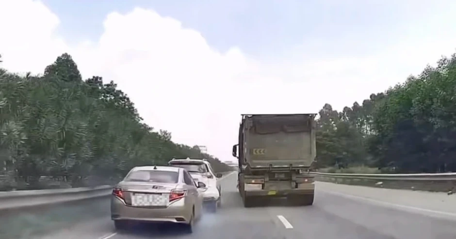 Ô tô con gây họa vì vượt ẩu, đi kiểu điền vào chỗ trống trên cao tốc