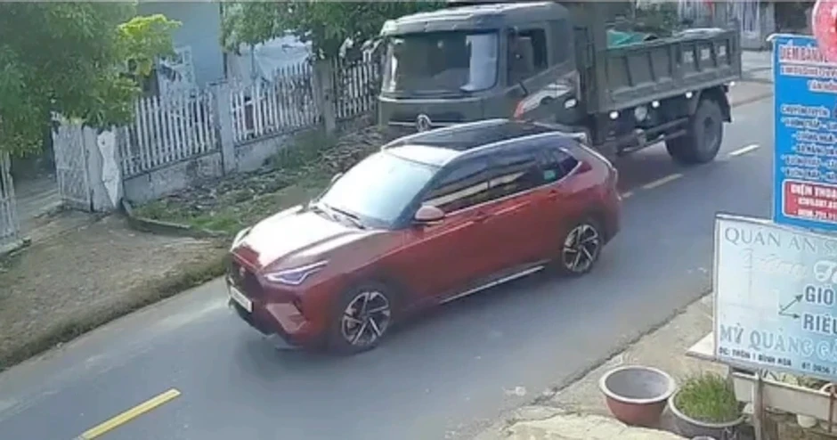 Ô tô con "nộp mình" cho xe tải, bị đâm xoay 180 độ Ô tô con "nộp mình" cho xe tải, bị đâm xoay 180 độ