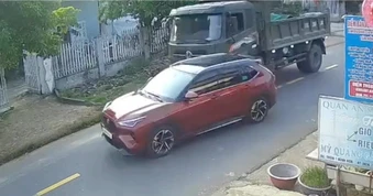 Ô tô con "nộp mình" cho xe tải, bị đâm xoay 180 độ