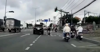 Ô tô đánh lái trong tích tắc né người đi xe máy dừng chờ đèn đỏ