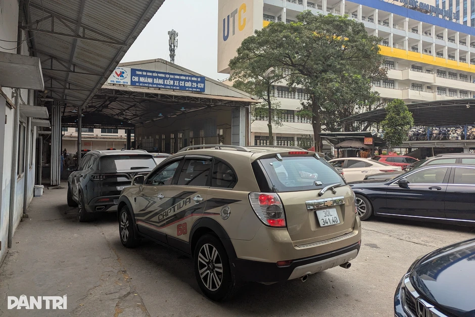 Ô tô động cơ diesel ầm ầm “vượt ải” khí thải ở trạm đăng kiểm
