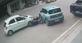 Ô tô lao mất kiểm soát, đâm dồn xe máy kẹp giữa hai ô tô