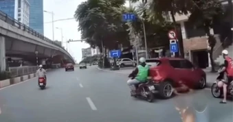 Ô tô lùi bất cẩn, gây họa cho người đi xe máy và một ô tô khác