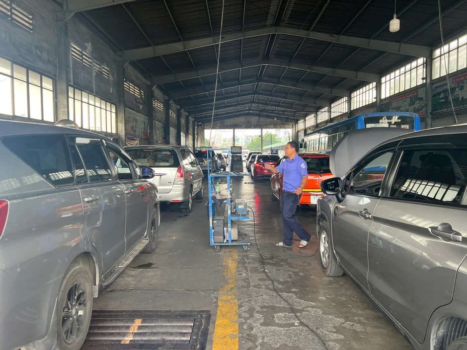 Ô tô nhả khói đen có nguy cơ không đạt kiểm định về khí thải rất cao Ô tô nhả khói đen có nguy cơ không đạt kiểm định về khí thải rất cao