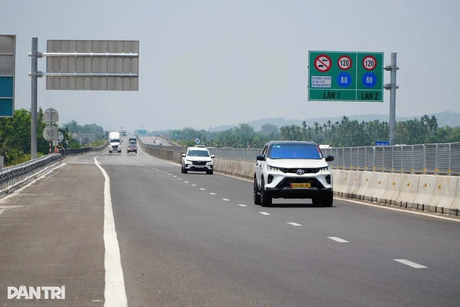 Ô tô nổ lốp trên cao tốc khi trời nắng: Tài xế lưu ý gì để đảm bảo an toàn?