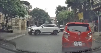 Ô tô quay đầu bất cẩn, đè bẹp xe máy