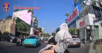Ô tô va chạm với xe máy đi phía trước: Xe nào sai trong tình huống này?