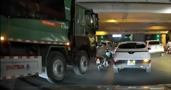 Ôm cua bất cẩn, xe ben suýt đè bẹp xe máy