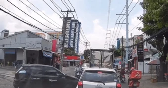 Pha lùi xe khó hiểu của tài xế dẫn đến va chạm với xe tải giữa phố