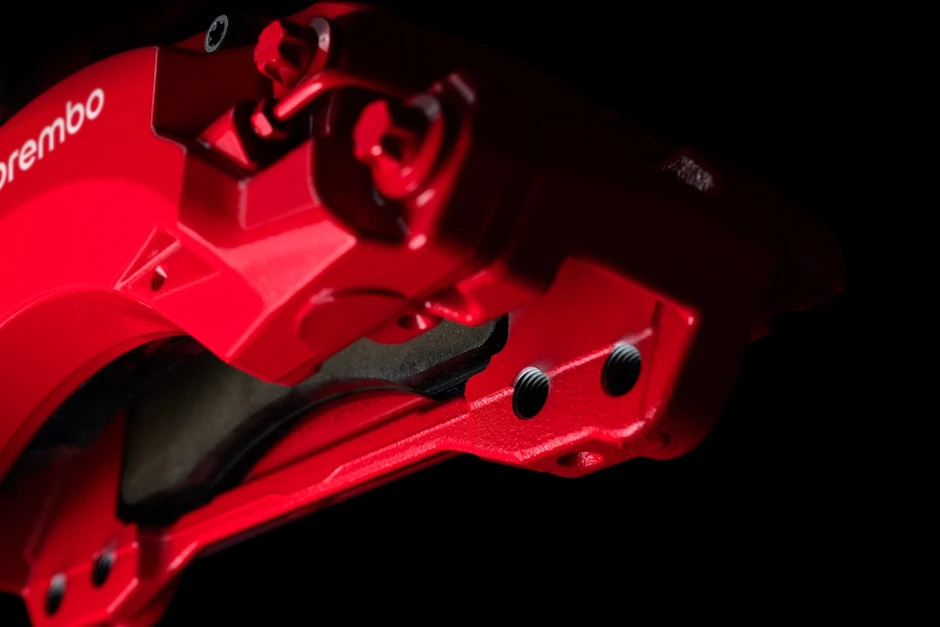 Phanh Brembo khủng nhất lịch sử lại gắn cho… bán tải Phanh Brembo khủng nhất lịch sử lại gắn cho… bán tải