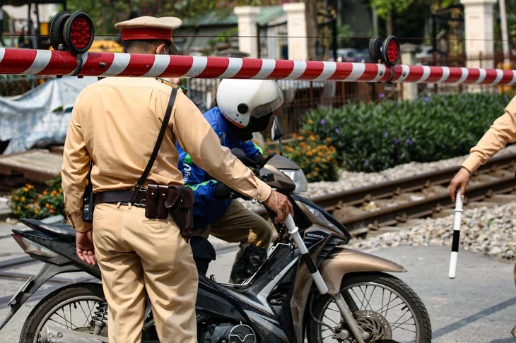 Phạt 193 tài xế vi phạm tại đường ngang đường sắt, có người mắc kẹt vì cố lách rào chắn Phạt 193 tài xế vi phạm tại đường ngang đường sắt, có người mắc kẹt vì cố lách rào chắn